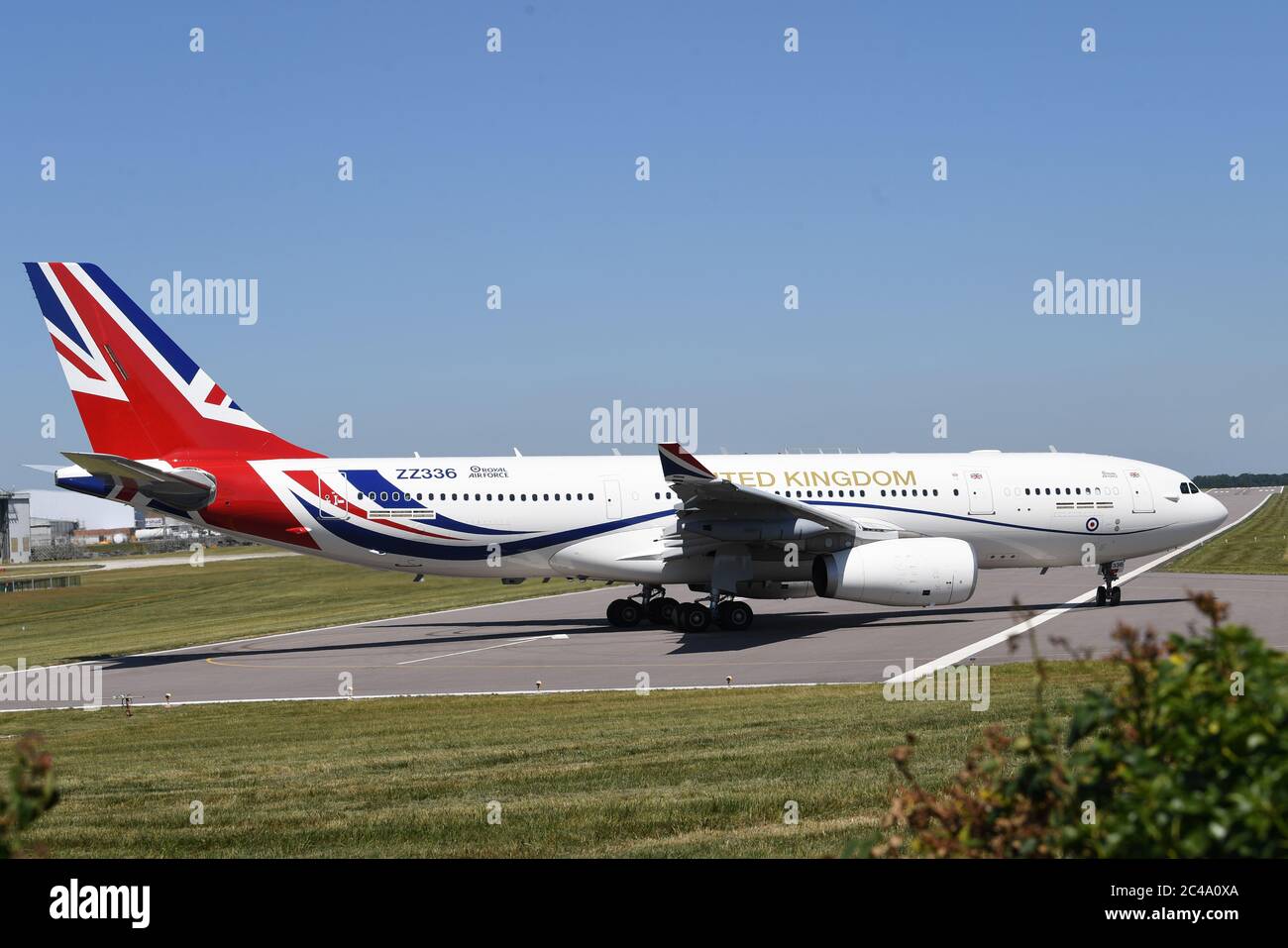 Il RAF Voyager utilizzato dal primo ministro e dalla famiglia reale sulla pista all'aeroporto di Cambridge, dove è stato riverniciato nei colori della bandiera dell'Unione ad un costo di quasi £1 milione. Foto Stock