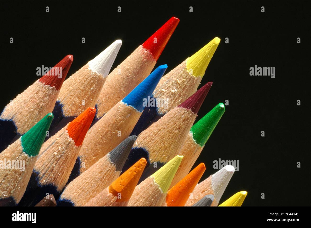 Primo piano di matite colorate su sfondo nero Foto Stock