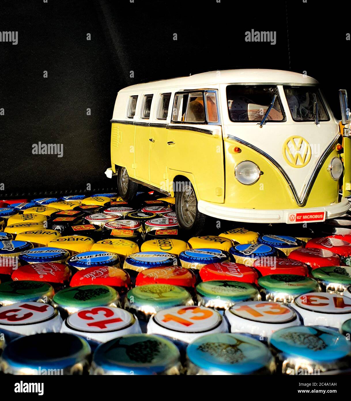 1962 Volkswagen Microbus Model Car su una tavola fatta in casa con le cime della birra Foto Stock