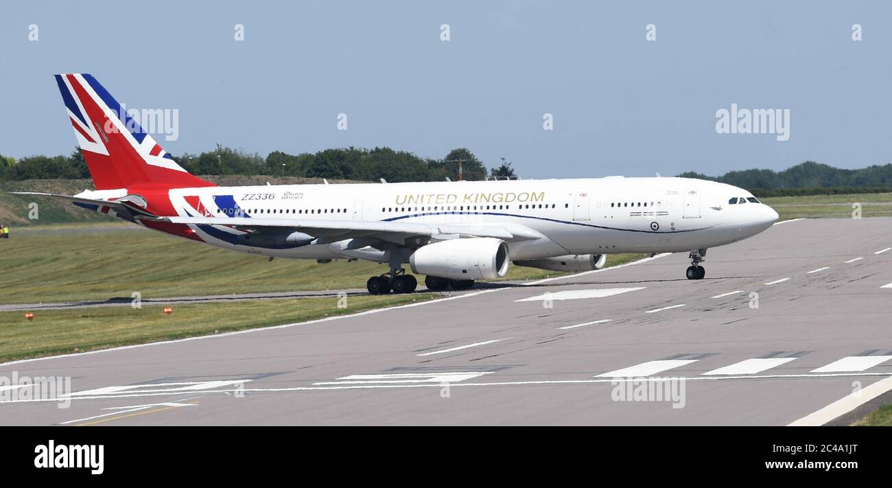 Il RAF Voyager utilizzato dal primo ministro e dalle tasse di famiglia reale alla pista all'aeroporto di Cambridge, dove è stato riverniciato nei colori della bandiera dell'Unione ad un costo di quasi £1 milione. Foto Stock