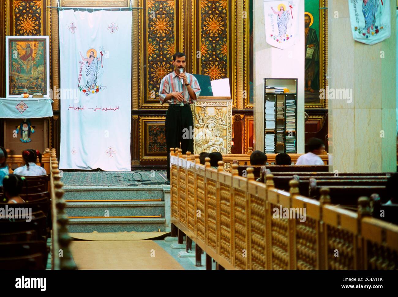 Assuan Egitto Priest Servizio domenicale principale nella Chiesa copta di El Adra Foto Stock