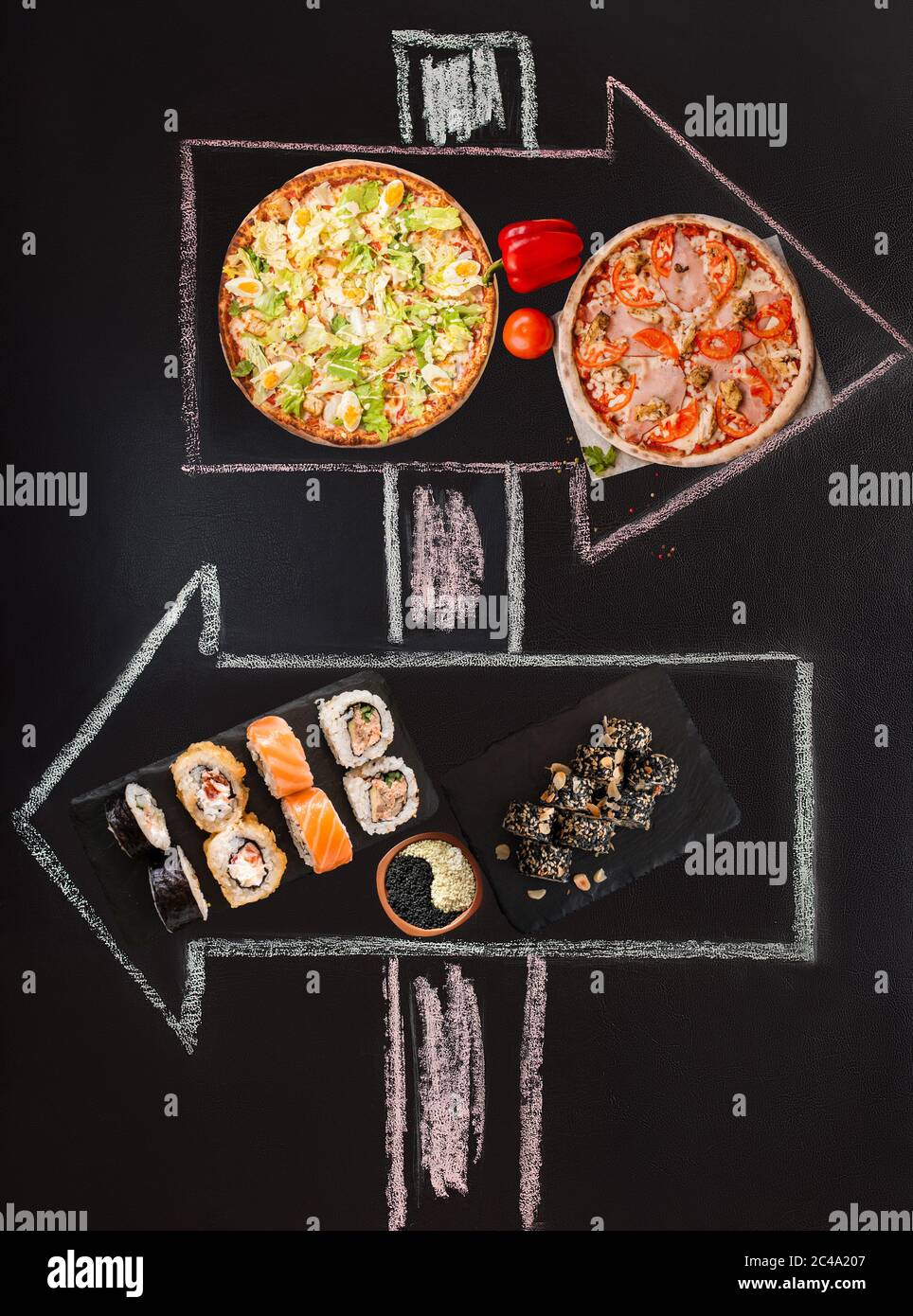 La scelta tra pizza e sushi. Frecce su sfondo nero Foto Stock