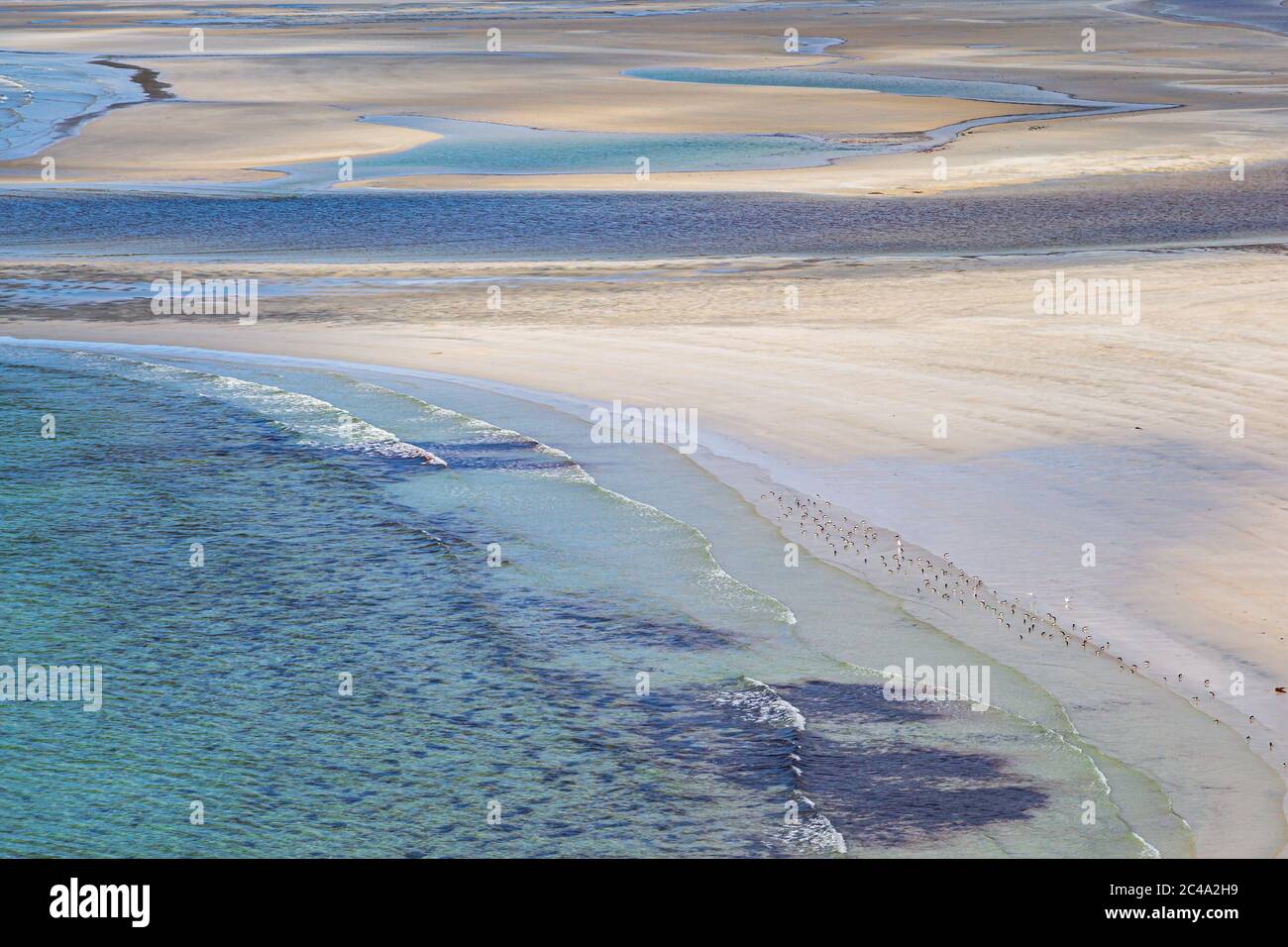Una fotografia a cornice completa di sabbie bianche e mare turchese a Seilebost Beach sull'Isola di Harris Foto Stock