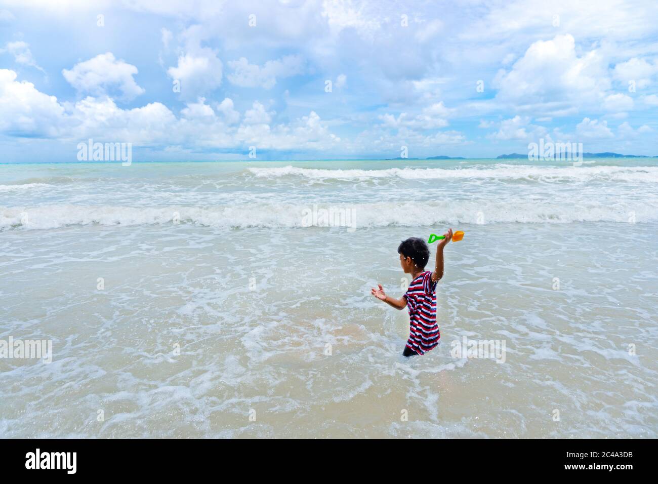 I bambini asiatici si divertano a giocare in mare e a godersi la vita durante le vacanze estive sulla spiaggia. Foto Stock