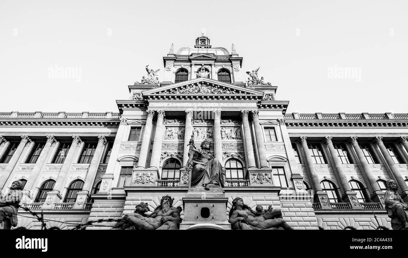 Vista dettagliata del Museo Nazionale ceco a Praga, Repubblica Ceca. Immagine in bianco e nero. Foto Stock