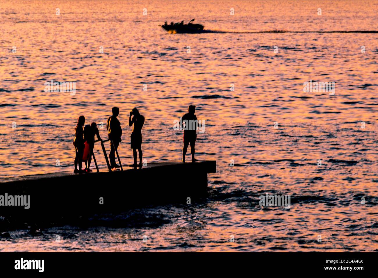 PUNTA DEL ESTE, URUGUAY, FEBBRAIO - 2020 - Gruppo di persone a lungo distanza al confine con il frangiflutti, punta del este città, Uruguay Foto Stock