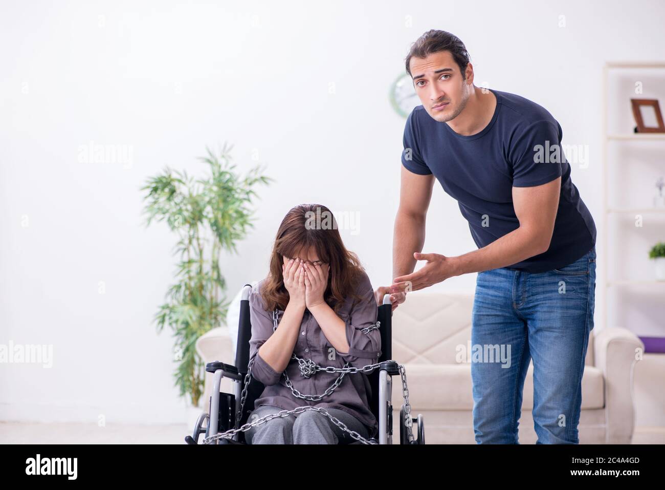 Moglie e marito disabili a casa Foto Stock
