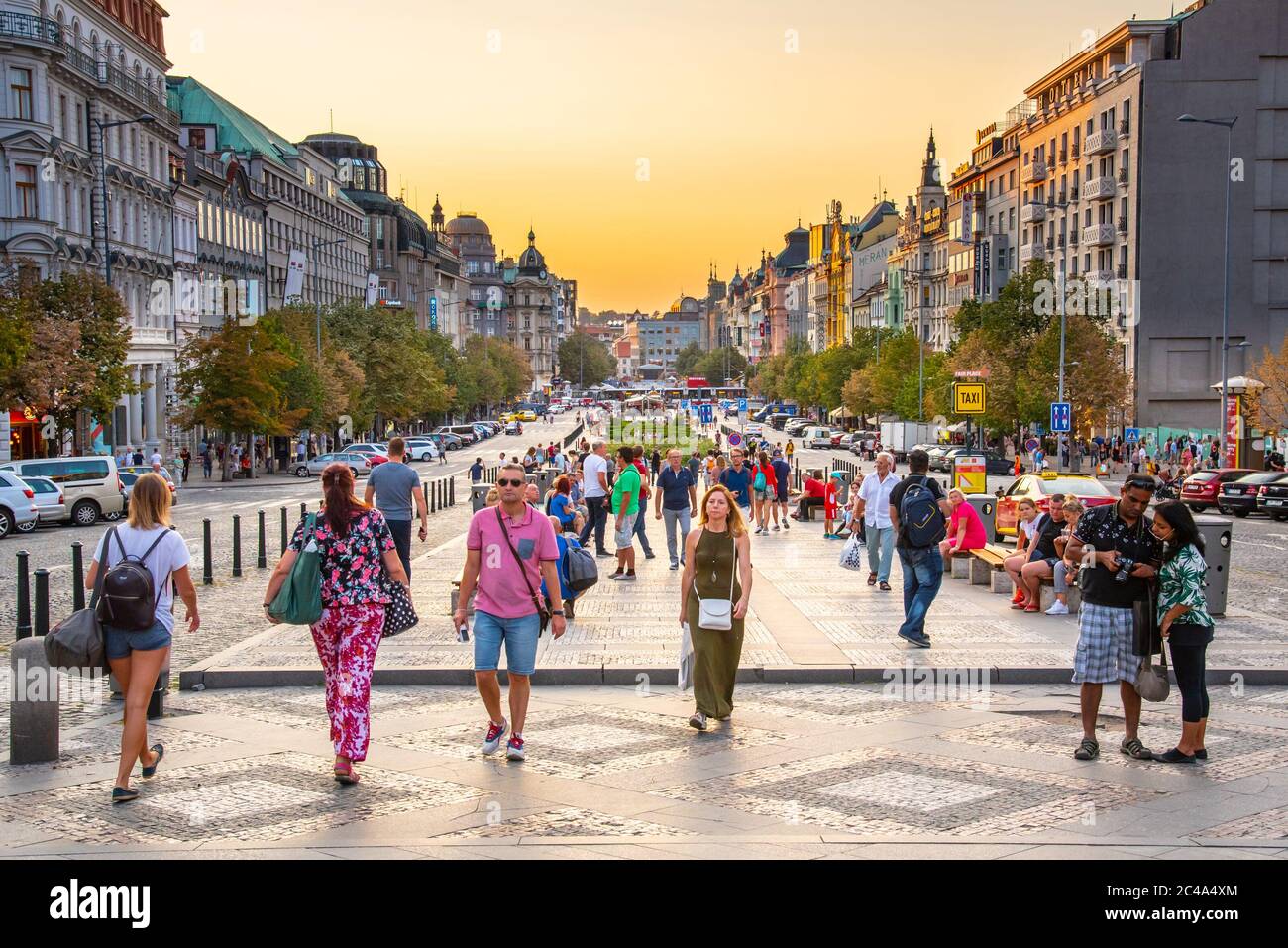 PRAGA, REPUBBLICA CECA - 17 AGOSTO 2018: Turisti in Piazza Venceslao a Praga, Repubblica Ceca Foto Stock