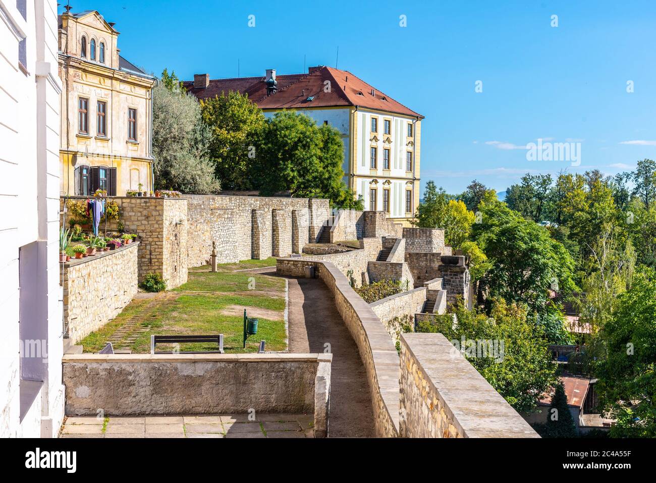 Mura di fortificazione e bailey nel centro storico della città di Litomerice, Repubblica Ceca. Foto Stock