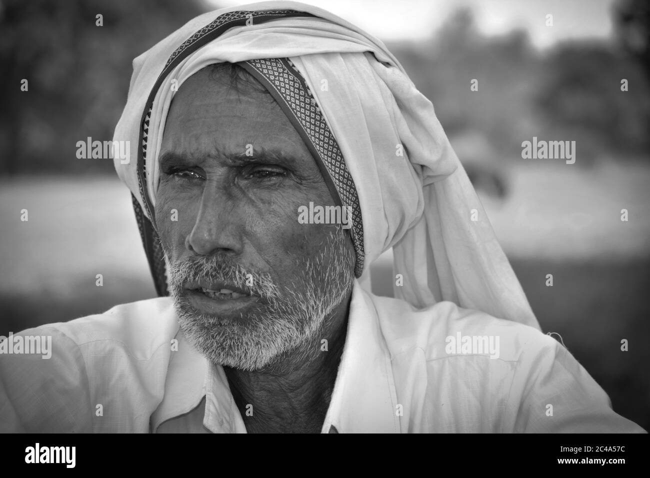 MADHYA PRADESH, INDIA - 01 NOVEMBRE 2019: Ritratto in bianco e nero di un vecchio indiano. Foto Stock