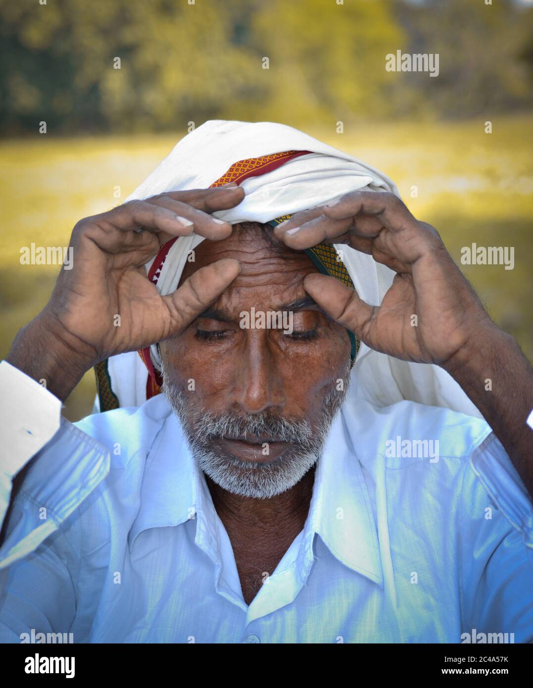 TIKAMGARH, MADHYA PRADESH, INDIA - 01 NOVEMBRE 2019: Vecchio villaggio indiano in abito tradizionale villaggio indiano. Foto Stock