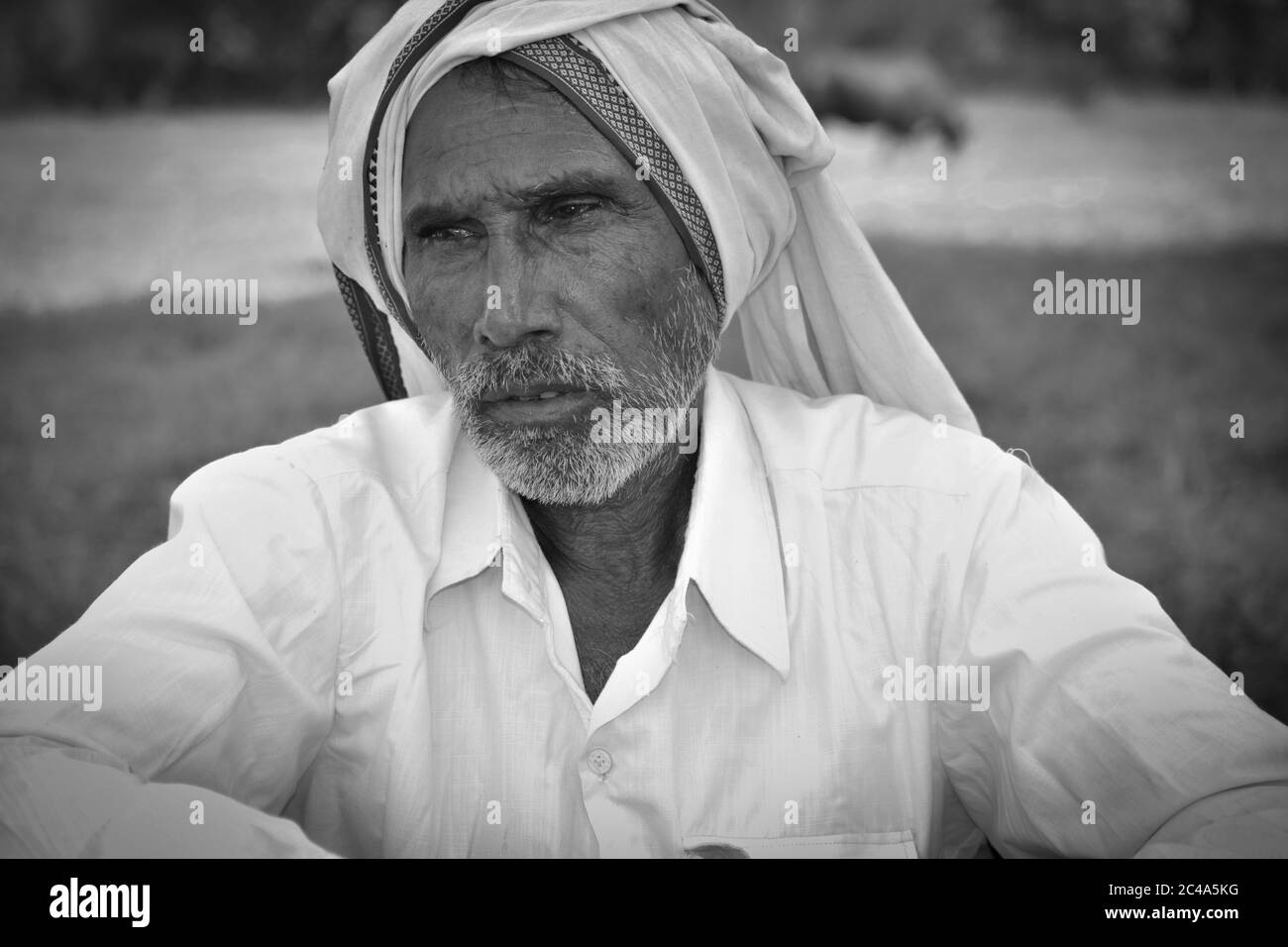 MADHYA PRADESH, INDIA - 01 NOVEMBRE 2019: Ritratto in bianco e nero di un vecchio indiano. Foto Stock