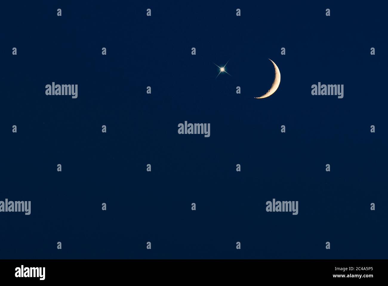 Luna di Crescent con stella su cielo blu scuro, foto per Ramadan o Ramazan Foto Stock