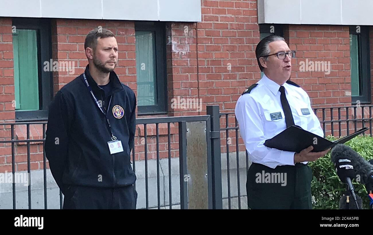 Il sovrintendente PSNI Muir Clark (destra), accompagnato da Darren Harper del Servizio di soccorso comunitario, alla stazione di polizia di Musgrave, Belfast, ha lanciato un nuovo appello per trovare informazioni per trovare l'adolescente scomparso Noah Donohoe, che è stato visto l'ultima volta nella zona Shore Road del nord di Belfast nel fine settimana. Foto Stock