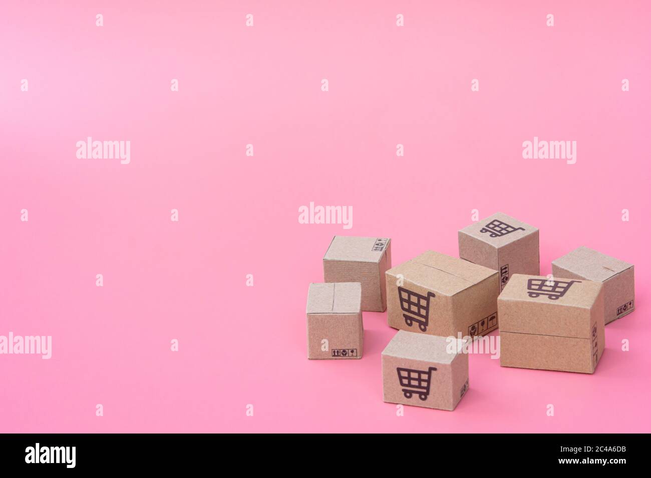 Concetto di shopping : cartoni o scatole di carta su sfondo rosa. I consumatori di shopping online possono acquistare da casa e servizio di consegna. Con spazio copia Foto Stock