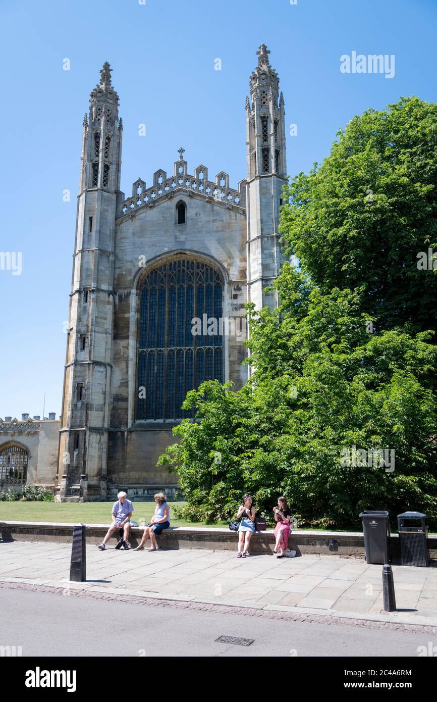 Cambridge, Regno Unito. 25 Giugno 2020. La gente apprezza l'ondata di calore fuori del Kings College, quando le temperature aumentano al di sopra dei 30 gradi centigradi. Ci sono anche avvertimenti di raggi ultravioletti elevati nel tempo meno inquinato estivo. Credit: Julian Eales/Alamy Live News Foto Stock