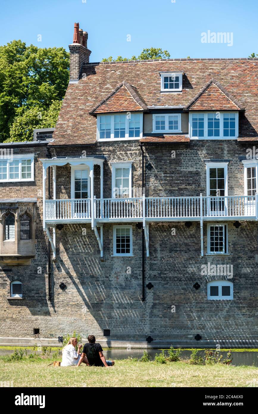 Cambridge, Regno Unito. 25 Giugno 2020. La gente gode dell'onda di calore mentre le temperature aumentano sopra 30 gradi centigradi. Ci sono anche avvertimenti di raggi ultravioletti elevati nel tempo meno inquinato estivo. Credit: Julian Eales/Alamy Live News Foto Stock