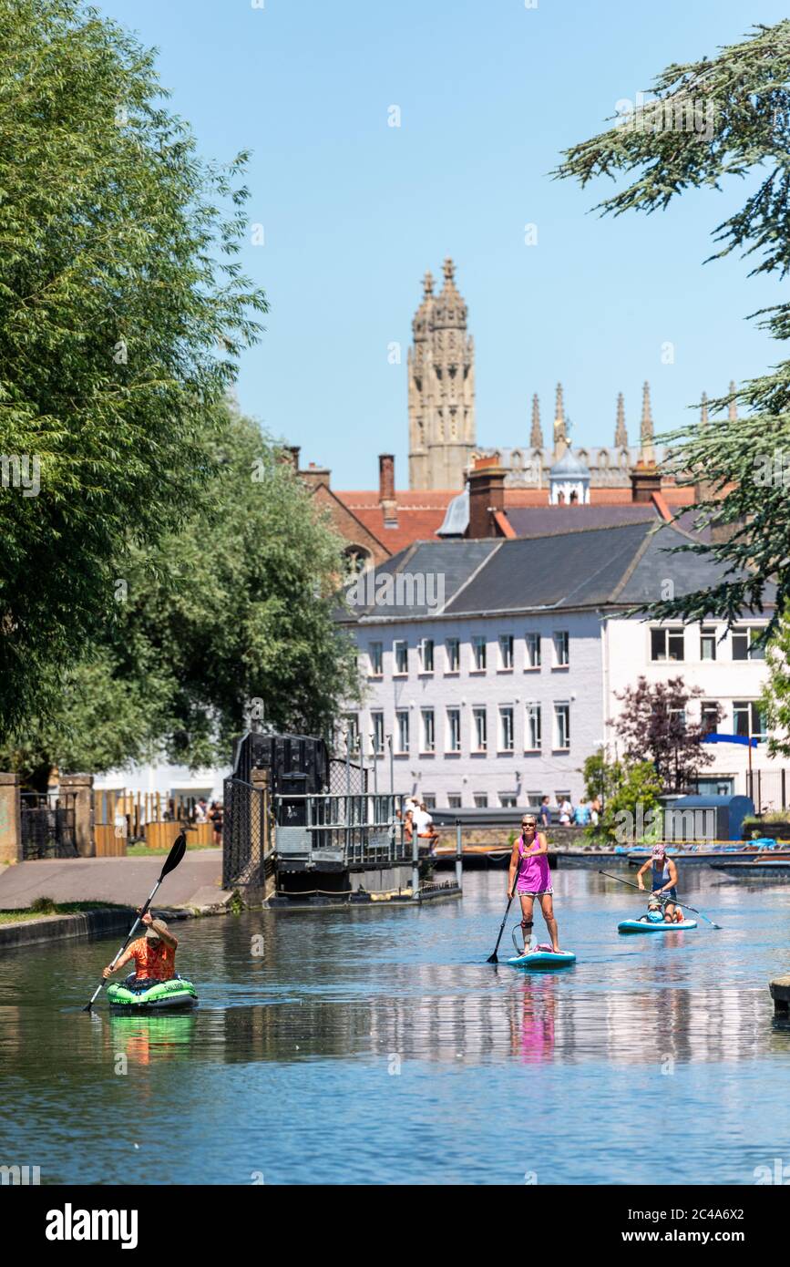 Cambridge, Regno Unito. 25 Giugno 2020. Le persone apprezzano l'onda di calore sulla River Cam quando le temperature aumentano al di sopra dei 30 gradi centigradi. Il fiume è molto tranquillo a causa della chiusura della maggior parte delle aziende punzonatrici durante il blocco del coronavirus. Ci sono anche avvertimenti di raggi ultravioletti elevati nel tempo meno inquinato estivo. Credit: Julian Eales/Alamy Live News Foto Stock