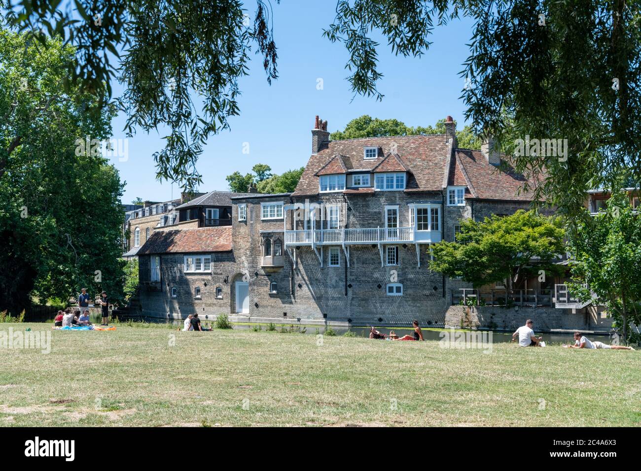 Cambridge, Regno Unito. 25 Giugno 2020. La gente gode dell'onda di calore mentre le temperature aumentano sopra 30 gradi centigradi. Ci sono anche avvertimenti di raggi ultravioletti elevati nel tempo meno inquinato estivo. Credit: Julian Eales/Alamy Live News Foto Stock