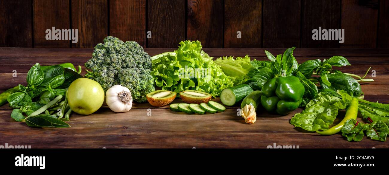 Piatto serie laici di assortiti nei toni del verde, verdure fresche biologiche producono raw Foto Stock