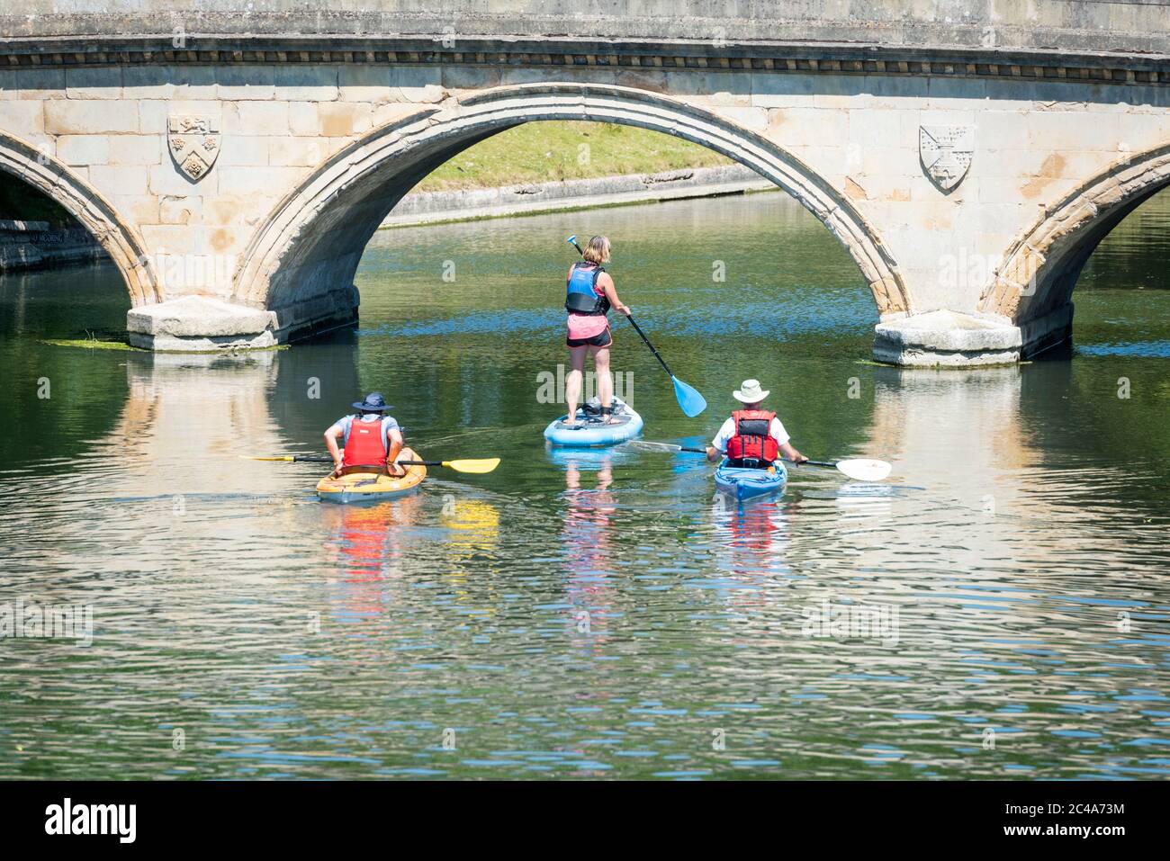 Cambridge, Regno Unito. 25 Giugno 2020. Le persone apprezzano l'onda di calore sulla River Cam quando le temperature aumentano al di sopra dei 30 gradi centigradi. Il fiume è molto tranquillo a causa della chiusura della maggior parte delle aziende punzonatrici durante il blocco del coronavirus. Ci sono anche avvertimenti di raggi ultravioletti elevati nel tempo meno inquinato estivo. Credit: Julian Eales/Alamy Live News Foto Stock