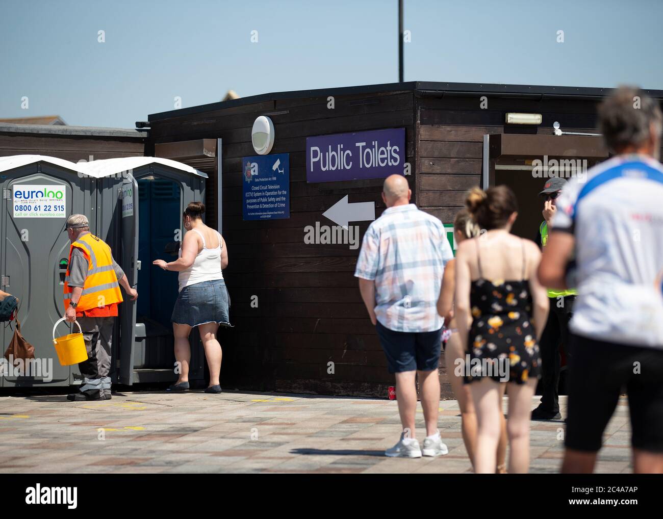 Southend on Sea, Inghilterra - 25 Giugno. La gente che accoda per usare i servizi igienici grandi folle di persone si riuniscono a Southend on Sea, Essex per godere il tempo glorioso nel Regno Unito. (Credit: Jacques Feeney | MI News) Credit: MI News & Sport /Alamy Live News Foto Stock