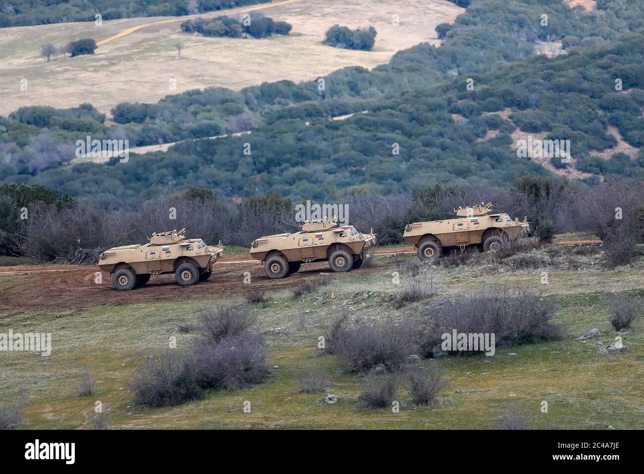 Askos, Grecia - 14 febbraio 2020: I veicoli militari per il trasporto del personale partecipano a un esercizio militare internazionale con un vero incendio (Golden Fleece -20) Foto Stock