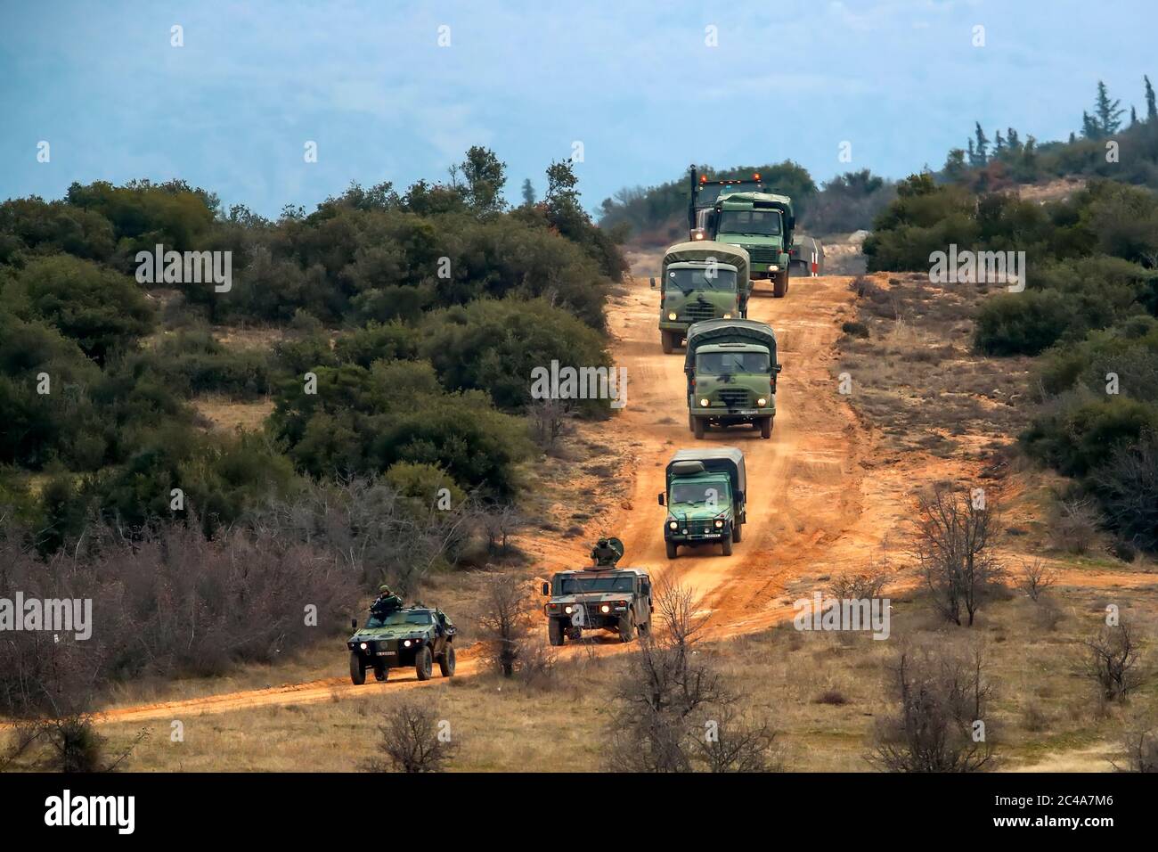 Askos, Grecia - 14 febbraio 2020: I veicoli militari partecipano ad un esercizio militare internazionale con un vero fuoco (Golden Fleece -20) tra greco, Stati Uniti Foto Stock