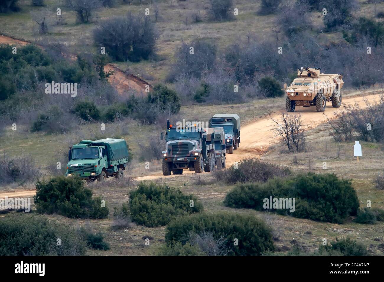 Askos, Grecia - 14 febbraio 2020: I veicoli militari partecipano ad un esercizio militare internazionale con un vero fuoco (Golden Fleece -20) tra greco, Stati Uniti Foto Stock