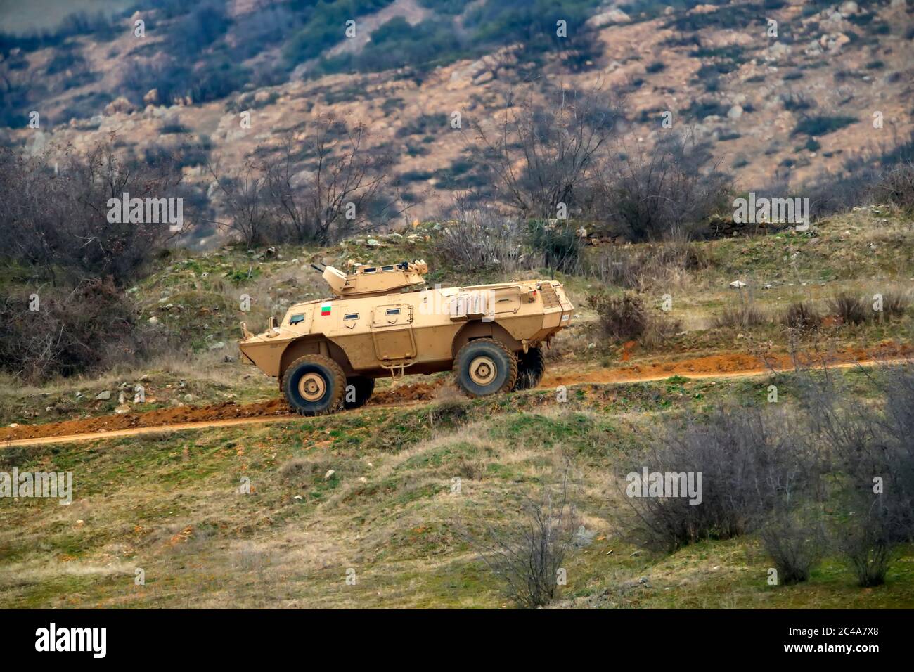 Askos, Grecia - 14 febbraio 2020: I veicoli militari per il trasporto del personale partecipano a un esercizio militare internazionale con un vero incendio (Golden Fleece -20) Foto Stock
