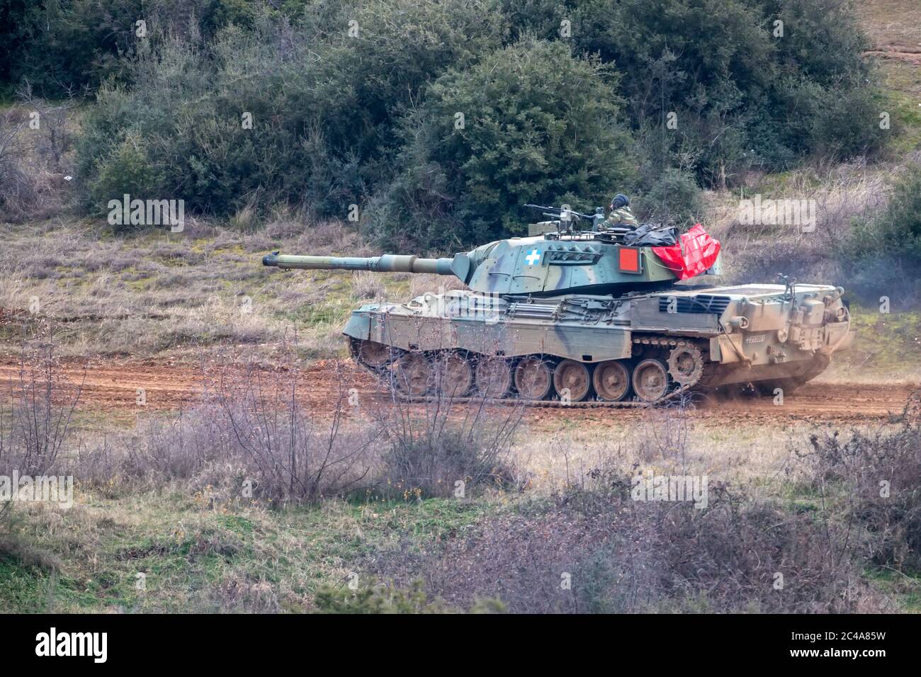 Askos, Grecia - 14 febbraio 2020: Esercito Tank Leopard 2 HEL partecipa ad un esercizio militare internazionale con un vero fuoco (Golden Fleece -20) tra Foto Stock