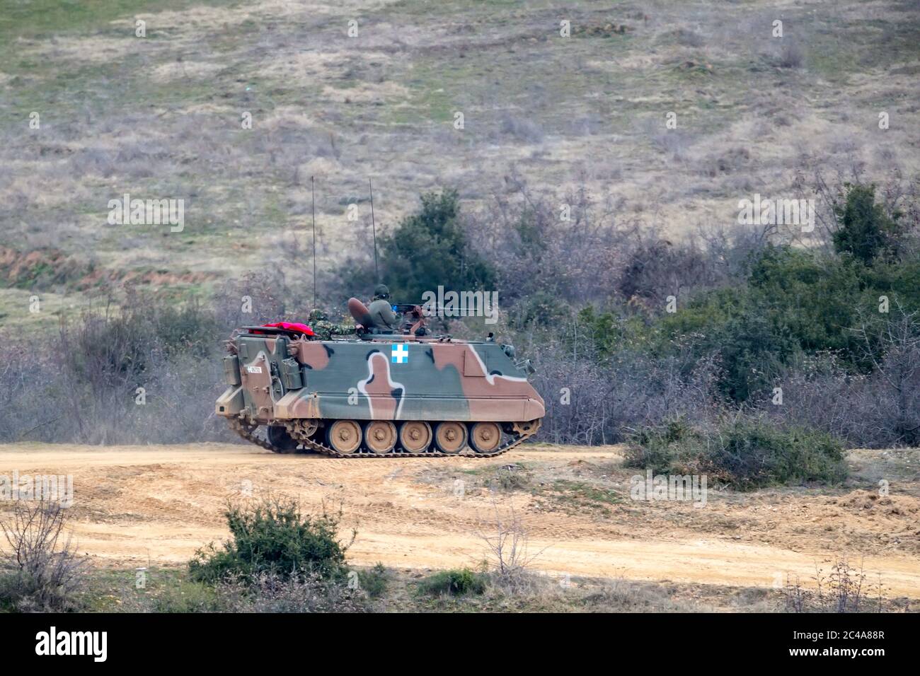 Askos, Grecia - 14 febbraio 2020: I veicoli militari per il trasporto del personale partecipano a un esercizio militare internazionale con un vero incendio (Golden Fleece -20) Foto Stock