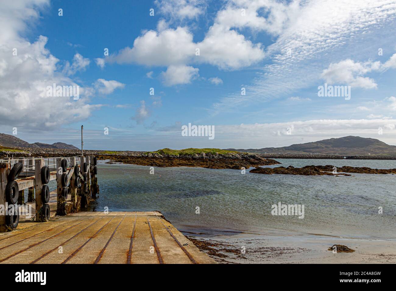 Guardando verso Eriskay da un molo sull'isola Ebridea di Uist Sud Foto Stock