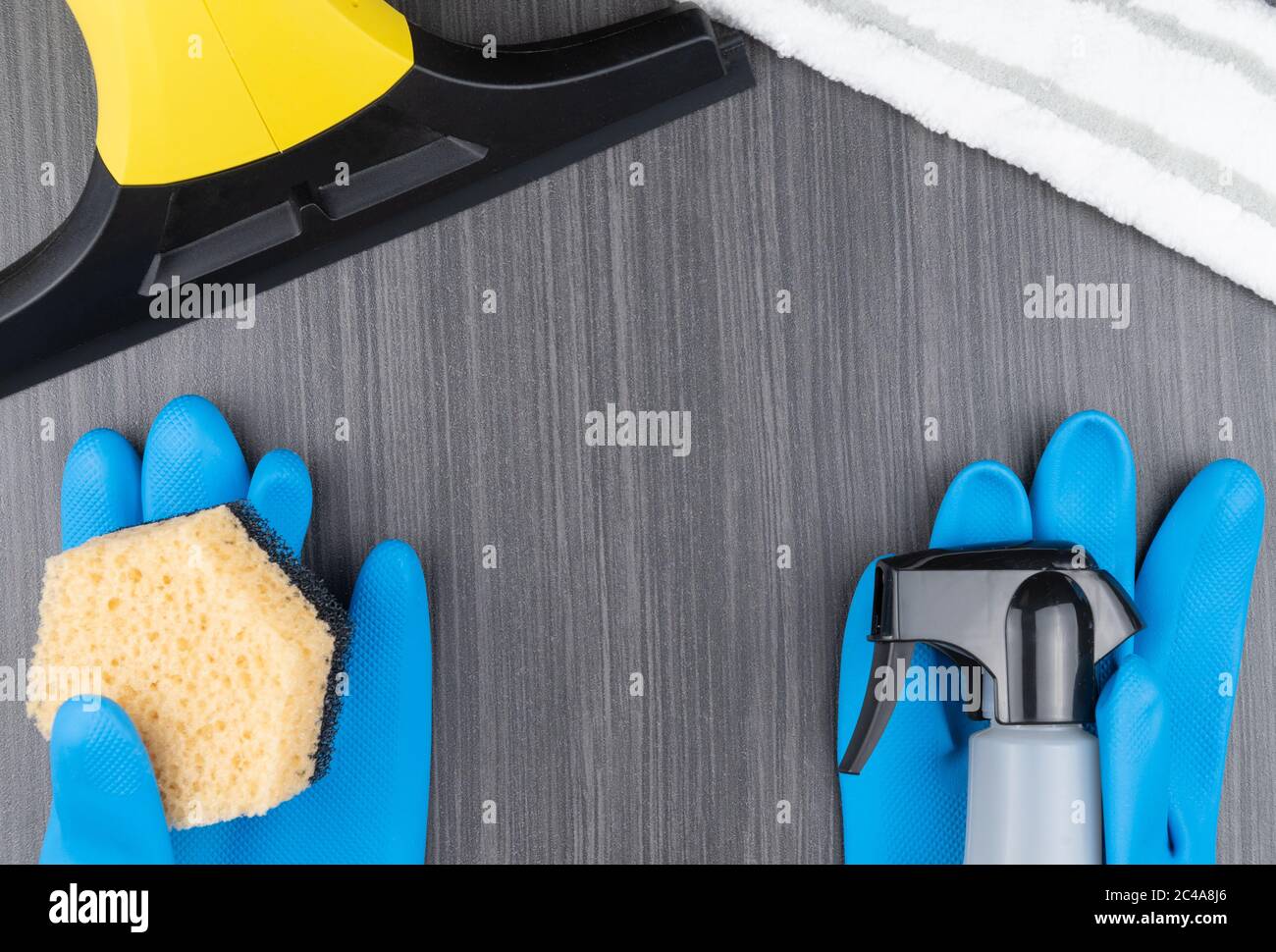 pulizia e disinfezione di attrezzi e attrezzature. concetto di pulizia e trattamento sanitario. Foto Stock