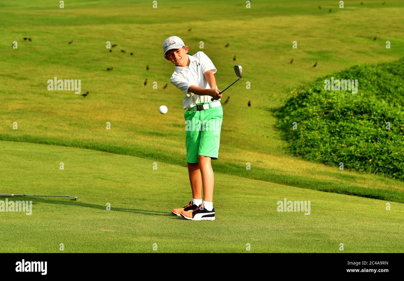 Un bambino gioca a golf al Sentosa Golf Club (Serapong) sull'Isola di Sentosa a Singapore. Foto Stock