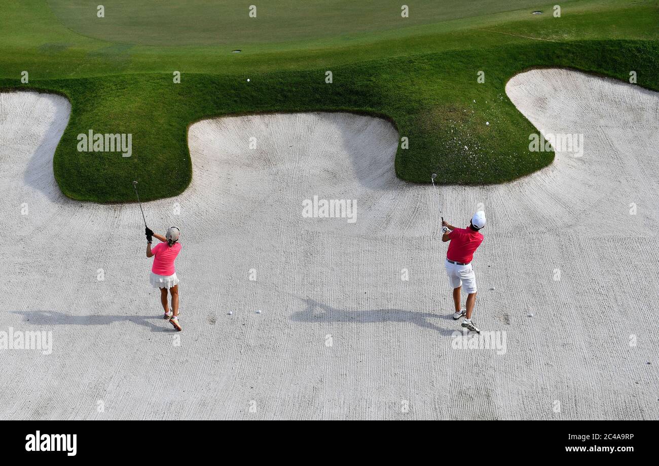 Persone che giocano a golf al Sentosa Golf Club (Serapong) sull'Isola di Sentosa a Singapore. Foto Stock