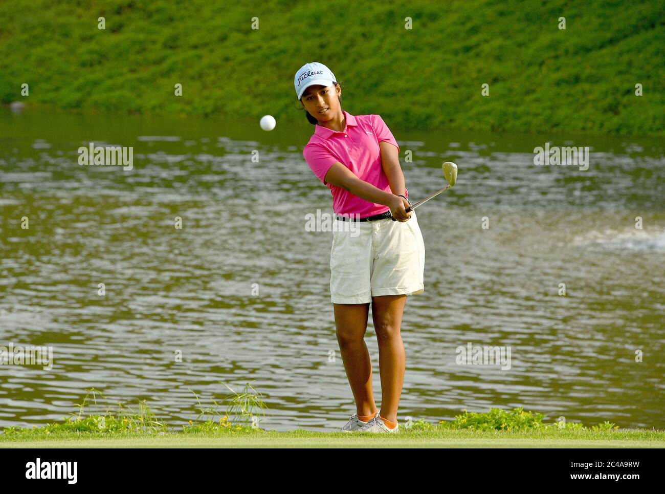 Un bambino gioca a golf al Sentosa Golf Club (Serapong) sull'Isola di Sentosa a Singapore. Foto Stock