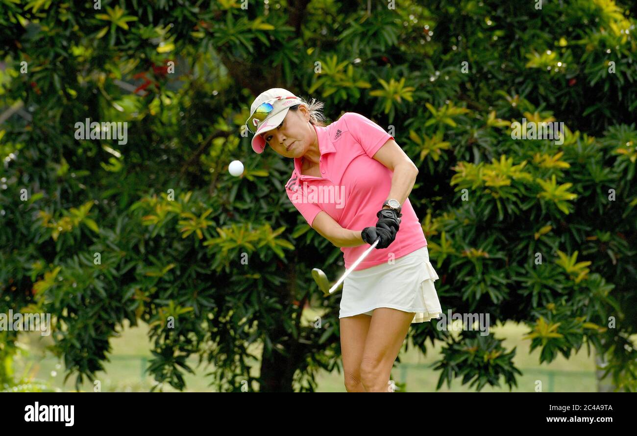 Una donna che gioca a golf al Sentosa Golf Club (Serapong) sull'Isola di Sentosa a Singapore. Foto Stock