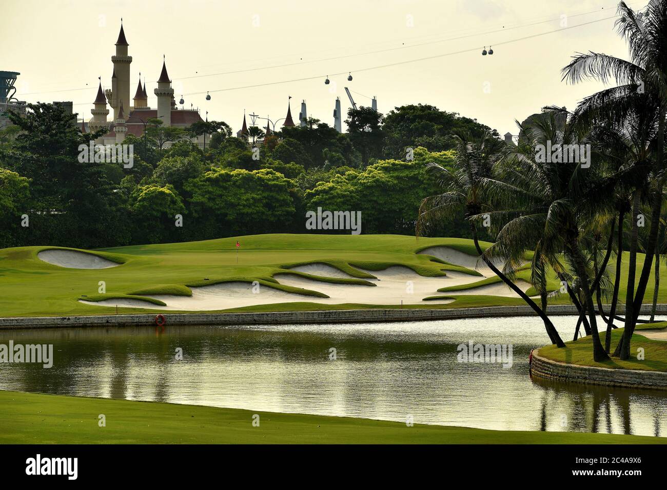Vista del foro n. 13 del Sentosa Golf Club (Serapong) sull'Isola di Sentosa a Singapore. Foto Stock