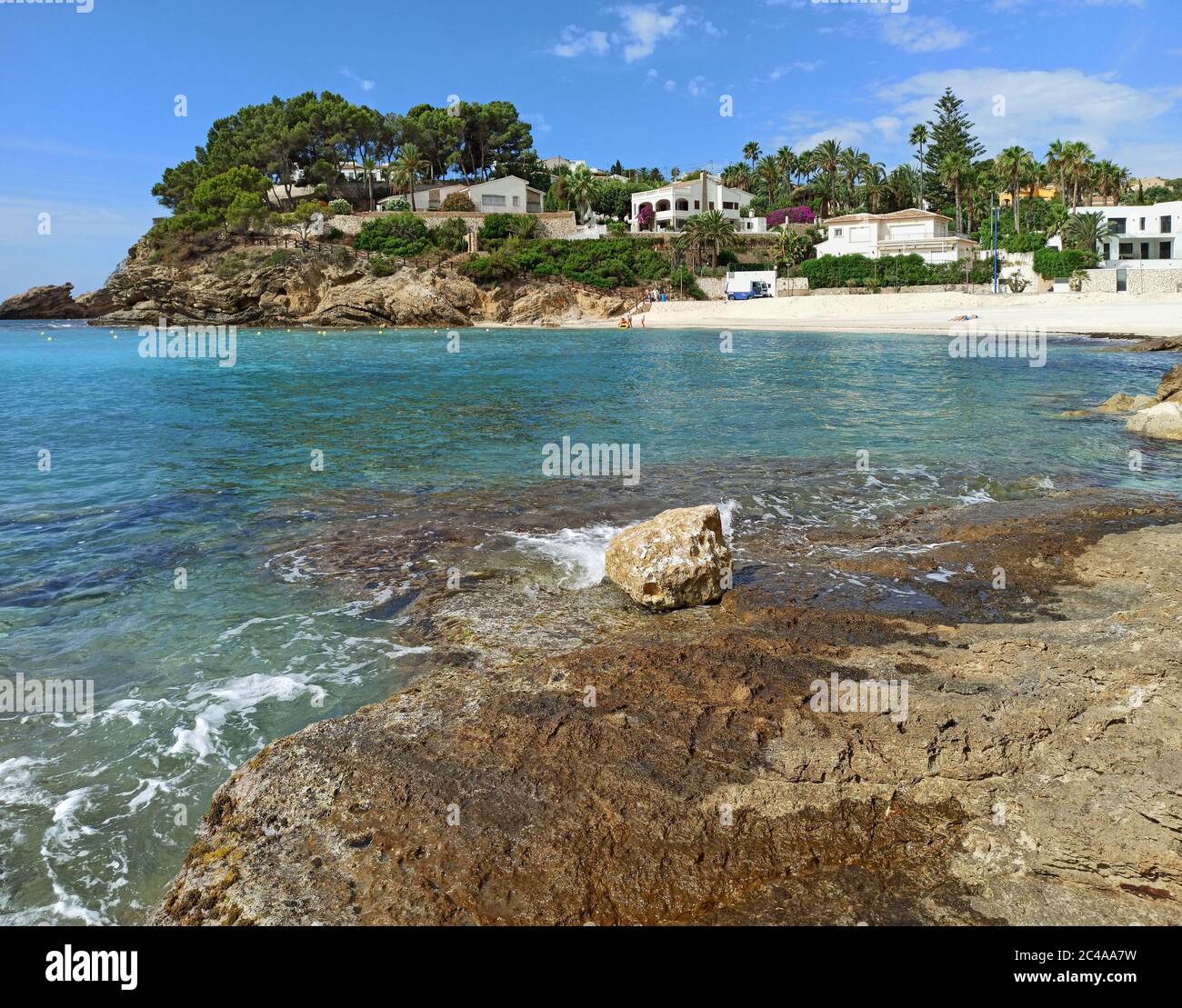 Vista pittoresca paesaggio idilliaco Benissa costa e spiaggia. Turchese Mediterraneo acqua mare giornata di sole. Viaggi e turismo concetto di luoghi belli Foto Stock