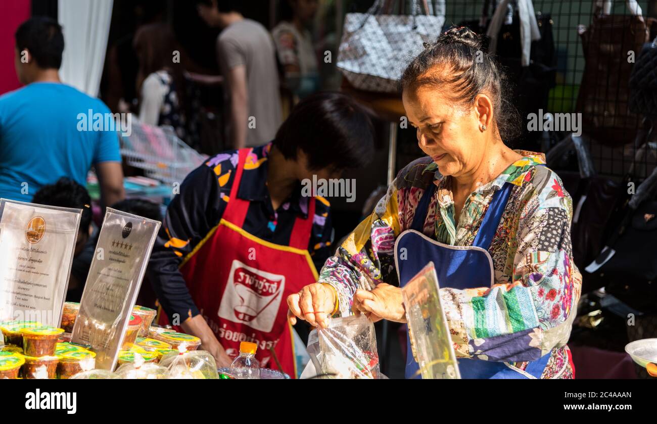 Un venditore di bancarelle prepara il cibo per la vendita in Silom Road, Bangkok, Thailandia Foto Stock