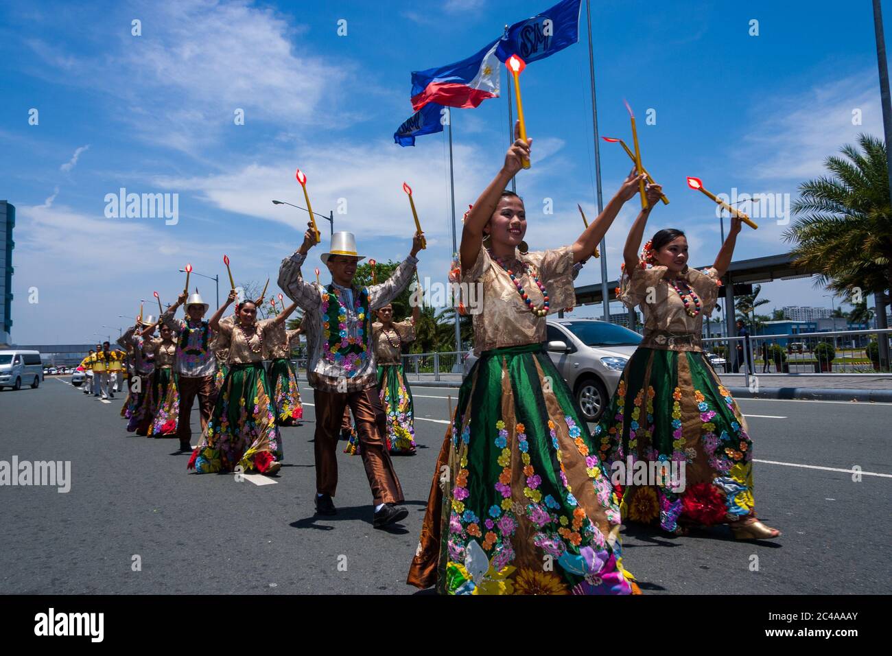 I ballerini tradizionali presentano la danza tradizionale del Santo Nino  dei Visayas a Manila, di fronte al Mall of Asia Foto stock - Alamy