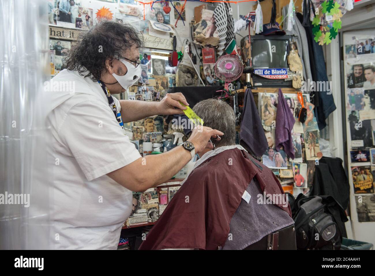 Il sindaco di New York Bill De Blasio ottiene un taglio di capelli durante la fase 2 del Covid19 di New York City riaprendo il piano dal barbiere Alberto Amore Foto Stock