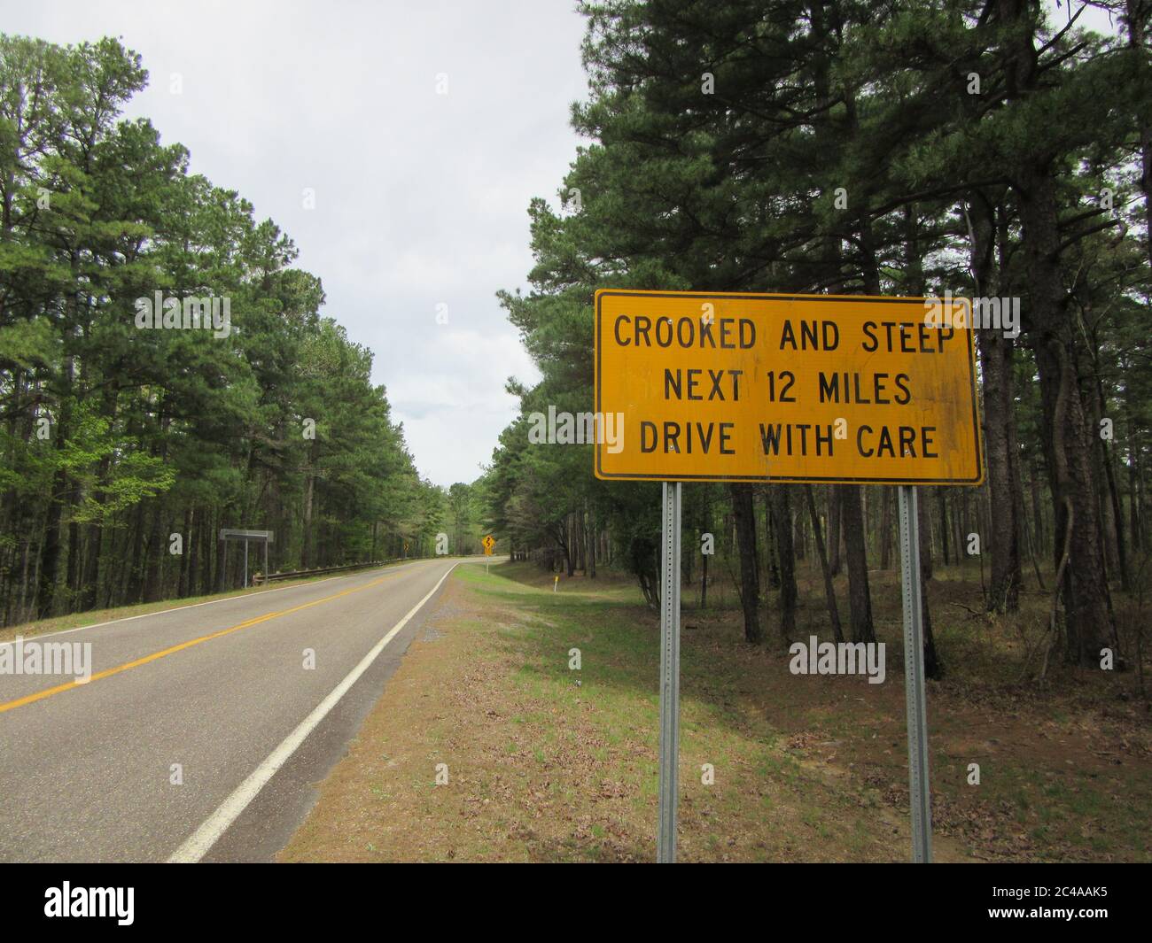 Un cartello di avvertimento 'sterrato e ripido' sulle montagne Ouachita di Mena, Arkansas Foto Stock
