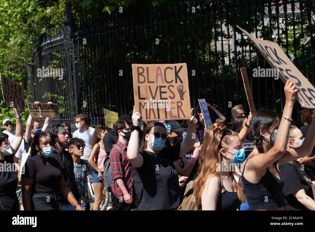 Dublino / Irlanda - 1 giugno 2020 : migliaia di persone hanno marciato attraverso Dublino in solidarietà con i manifestanti Black Lives Matter negli Stati Uniti. Foto Stock