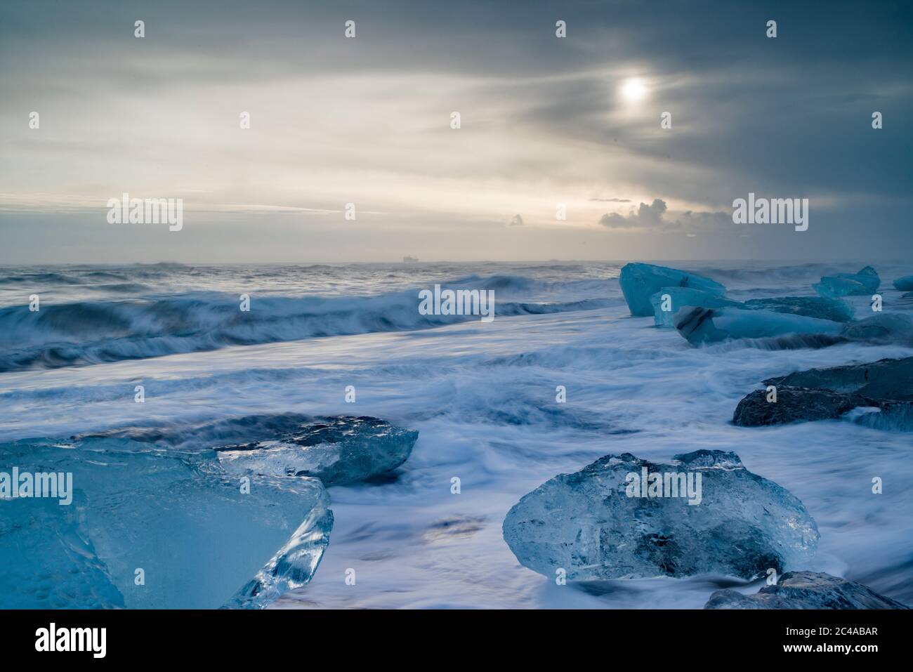 La spiaggia di Jokulsarlon, nota anche come spiaggia di diamanti, si trova al largo della A1 Coast Road sulla costa. Iceberg - alcuni sono grandi blocchi - riflettono la luce contro un insieme di sabbia nera. Foto Stock