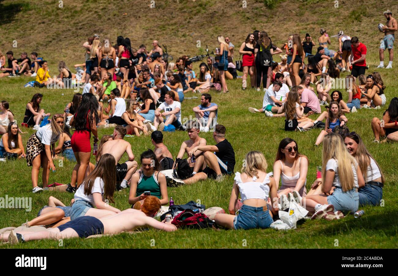 Glasgow, Scozia, Regno Unito. 25 giugno 2020. Folle di giovani sono scesi sul Kelvingrove Park, nella zona ovest della città, per godersi il sole e le temperature calde fino a 28°C. Iain Masterton/Alamy Live News Foto Stock