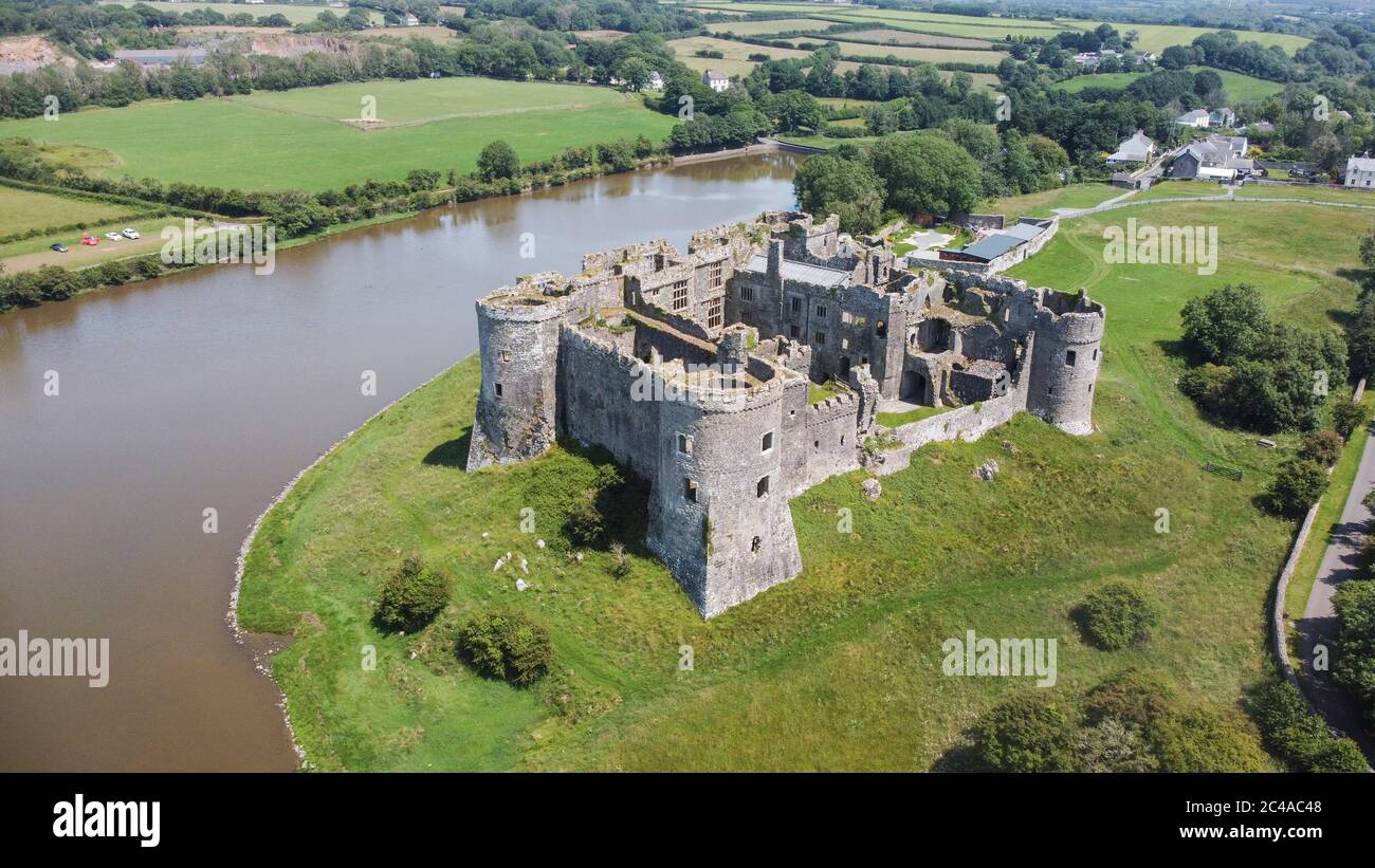 Veduta aerea del Castello di Carew, Carew, Pembrokeshire, Regno Unito Foto Stock