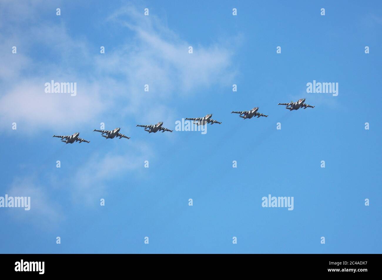 L'aereo russo d'attacco militare su-25 (codificazione NATO Frogfoot) effettua un volo dimostrativo nel cielo durante la Victory Parade Foto Stock
