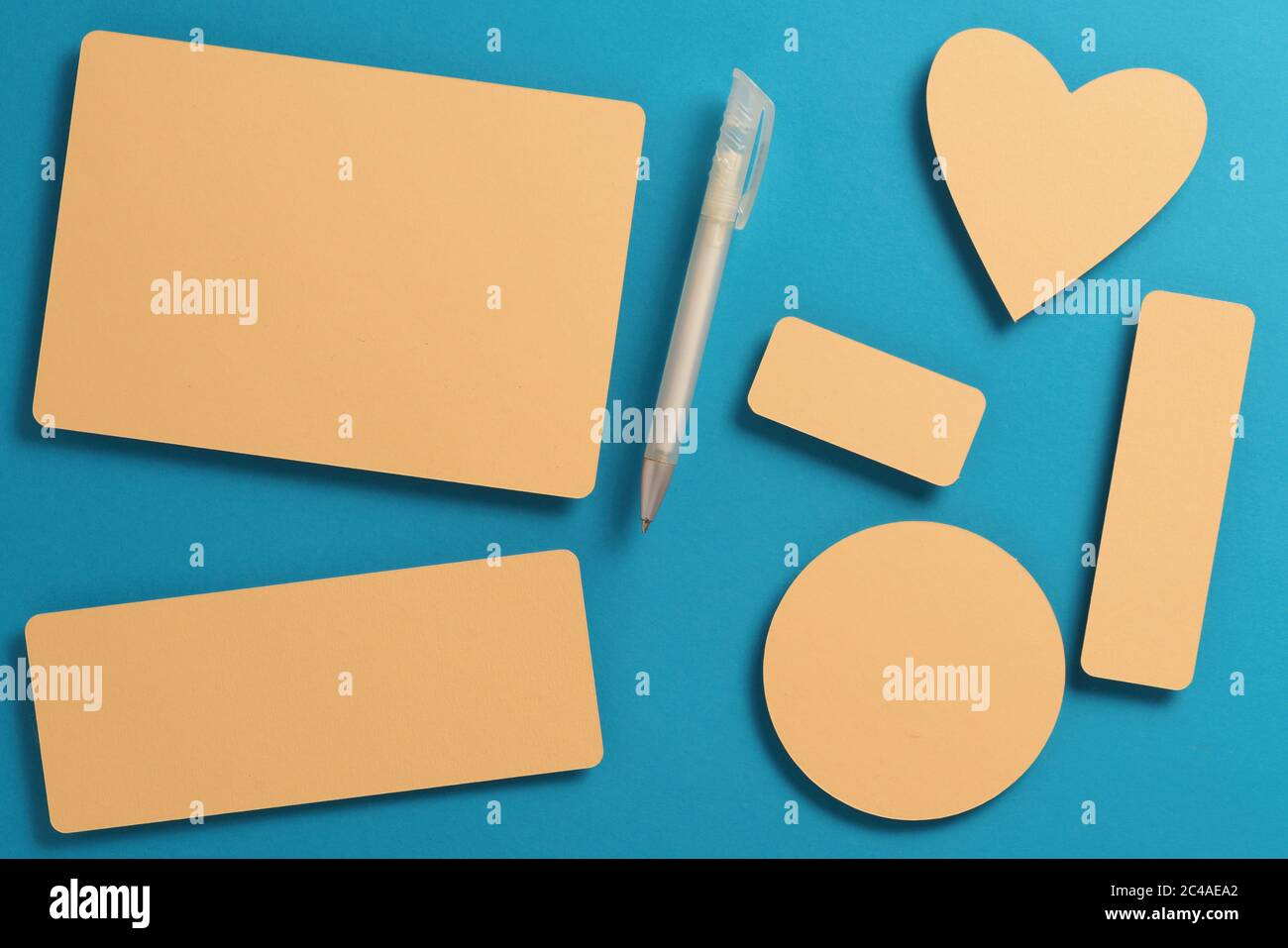 Biglietto d'auguri per mockup a posa piatta con penna e busta Foto Stock